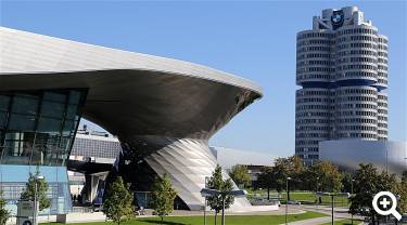 Das Gebäude der BMW-Welt links