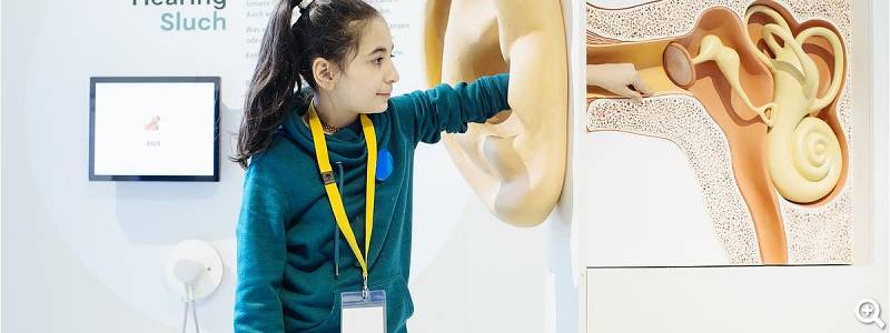 Deutsches Hygiene-Museum Dresden: Kindermuseum Mädchen mit Hand im Ohrmodell - © Oliver Killig