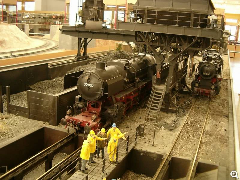 Miniaturdampflock am Bahnhof