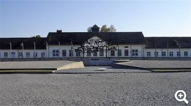 Appellplatz mit Mahnmal im Hintergrund - © KZ-Gedenkstätte Dachau