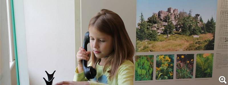 Harzmuseum Wernigerode: junges Mädchen telefoniert mit analogem Telefon ©Harzmuseum