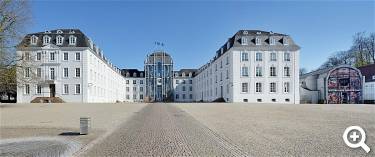 Panorama des Schlossplatzes mit Barockschloss und Außenansicht des Historischen Museums Saar auf der rechten Seite - © Histroisches Museum Saar, Thomas Roessler