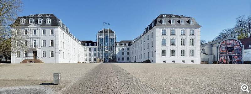 Panorama des Schlossplatzes mit Barockschloss und Außenansicht des Historischen Museums Saar auf der rechten Seite - © Histroisches Museum Saar, Thomas Roessler