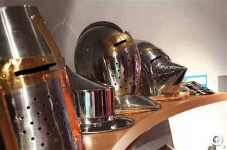 Mittelalterliche Helmrepliken zum Anprobieren © Ilka Mildenberger