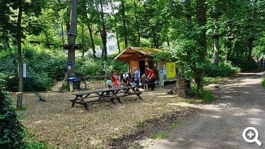 Anlegen vom Klettergeschirr - Fotos vom Kletterwald
