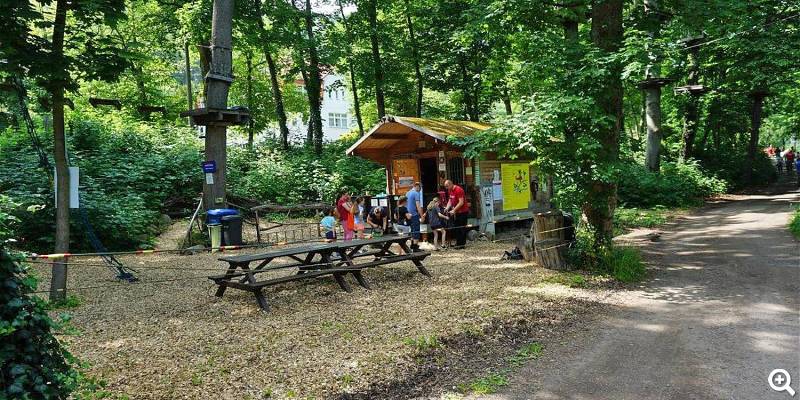 Anlegen vom Klettergeschirr - Fotos vom Kletterwald