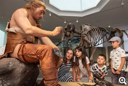 Homo sapiens trifft auf Neandertaler. © Roland Gorecki