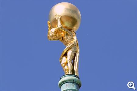 Atlas mit der Weltkugel auf dem Potsdam Museum © pixabay.com