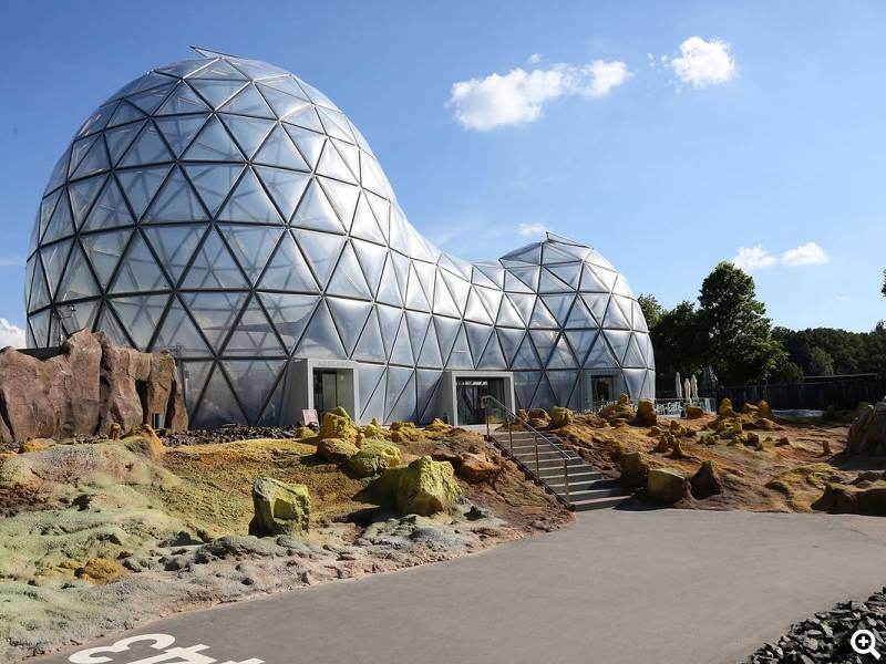 Eingangsgebäude Mitoseum mit Terrassencafe ©Saurierpark_photodesign Amador; Constanze Sarfert