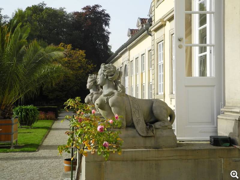 Statuen vor Museum © Museum Wilhelm Busch