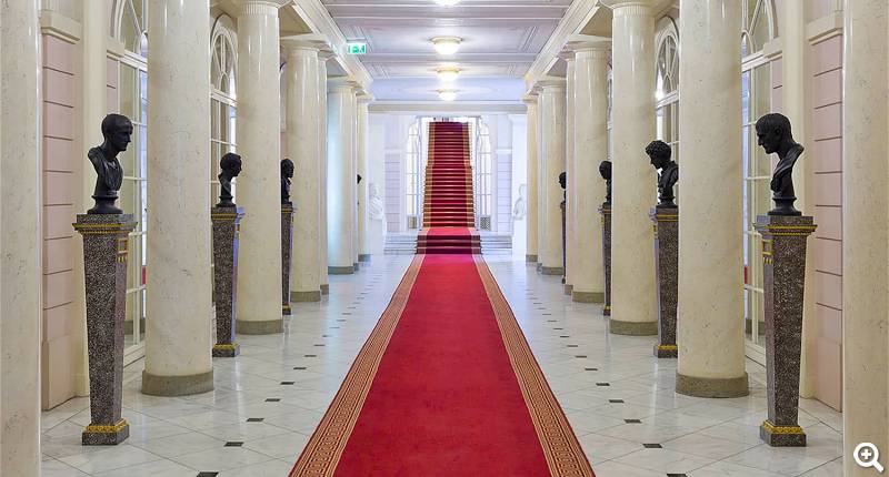 Wedgwood-Basaltbüsten im Säulengang - © Bureau Kies