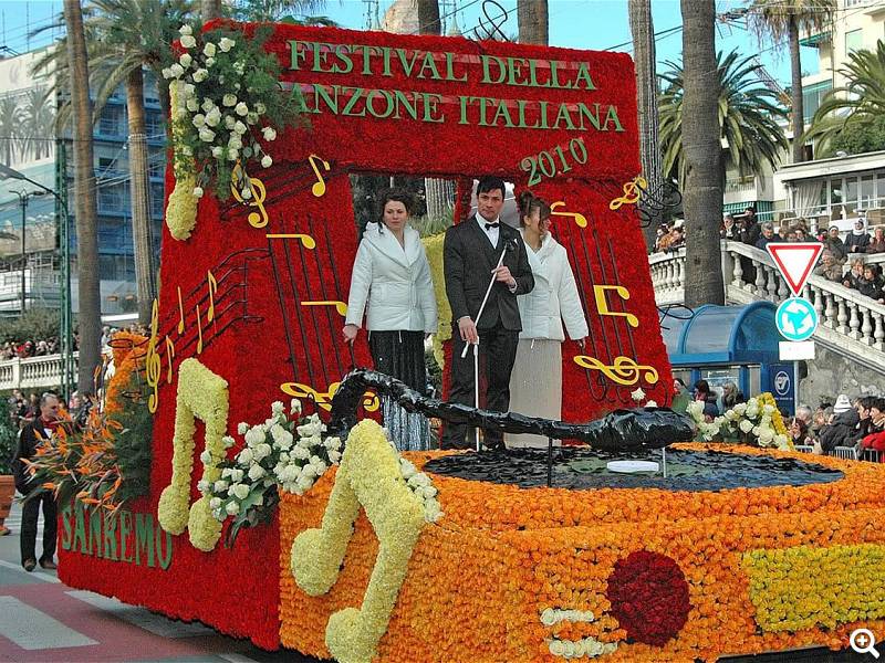 Blumenkorso mit Musikern - Foto: Comune di San Remo