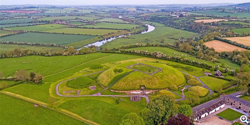 Luftaufnahme von Knowth im County Meath - ©Fáilte Ireland / Tourism Ireland