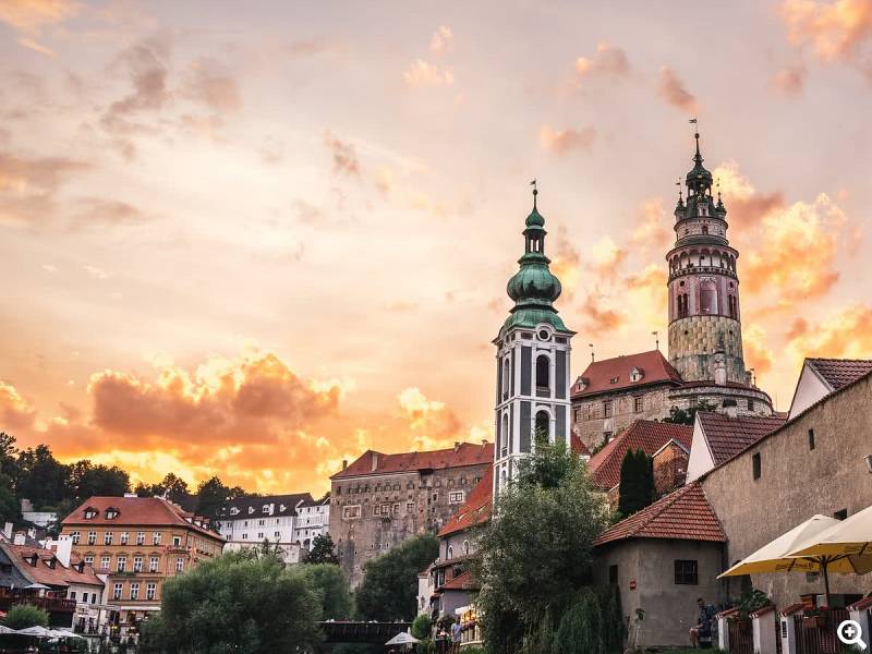 Kirche bei Sonnenuntergang DMO Český Krumlov Region, z.s. / @ceskykrumlovofficial 
