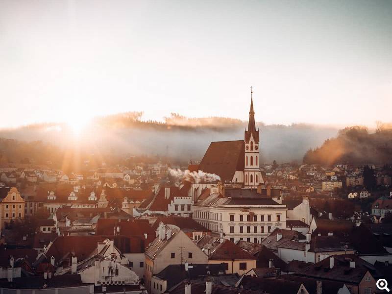 Blick über die Stadt bei Sonnenuntergang DMO Český Krumlov Region, z.s. / @ceskykrumlovofficial 