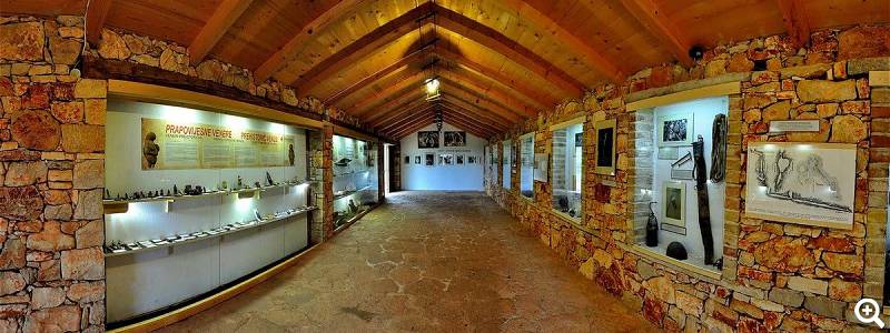 Informative Schautafeln geben Einblick in die Kultur, der einst hier lebenden Menschen © Baredine Cave 