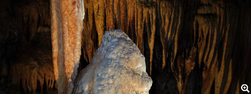Ein interessantes geologisches Schauspiel eines Stalagmiten (sich vom Boden bildende Kalksteinformation) in der 