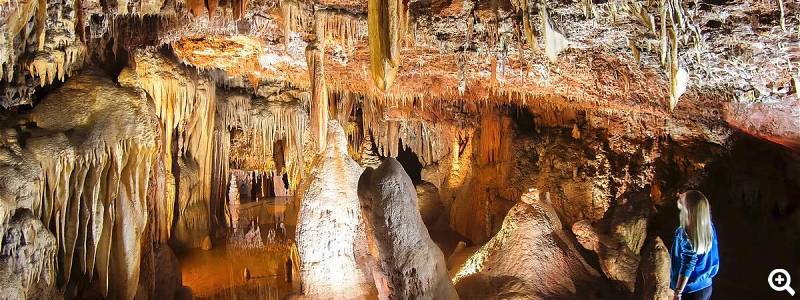 Stalaktiten, sind sich von der Decke hinab bildende Kalksteinformationen © Baredine Cave