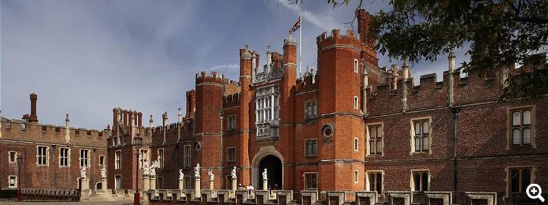 Die Westseite des Court Palace © Historic Royal Palaces