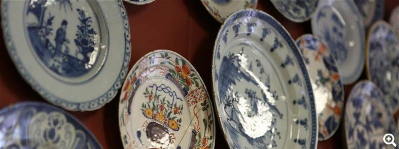 Alte gebrannte Teller mit dem typischen Delfter Motiv - Foto: Heinen Delfts Blauw