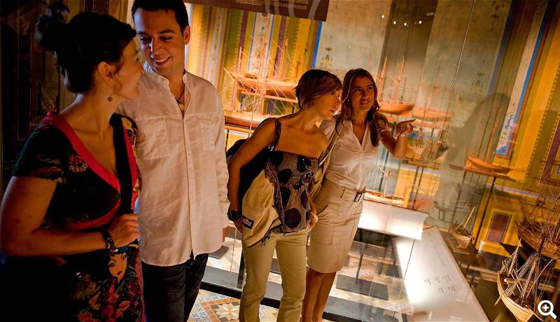 Besucher im Meeresmuseum - Foto: Museu del Mar