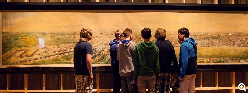 Jugendliche vor einem Stadtbild Foto: MAS Antwerpen