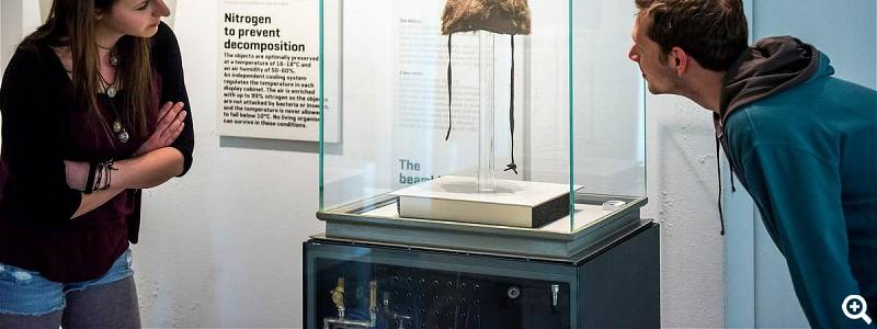Die wohl erste Kopfbedeckung - © Südtiroler Archäologiemuseum-www.iceman.it
