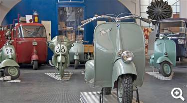 Schauen Sie sich die Ausstellung der Vespas an. - © FONDAZIONE PIAGGIO