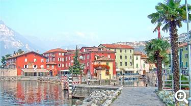 Blick auf den Hafen in Riva del Garda