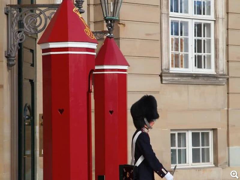 Garder foran Amalienborg. Kongernes Samling