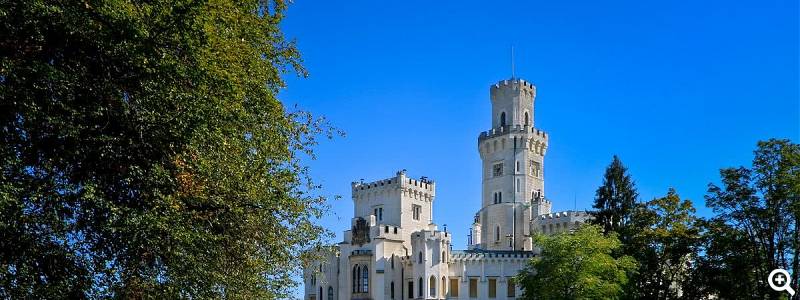 Außenansicht des Schlosses Hluboká mit Wappen © Zamek Hluboká
