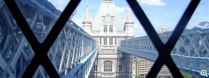 Besichtigen Sie die Brücke mit Blick über die Themse