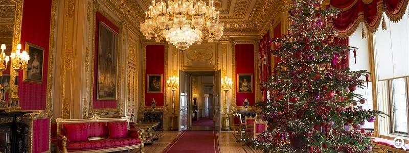 Weinhachtsdekoration im Crimson Salon - Credit: Royal Collection Trust , © Her Majesty Queen Elizabeth II 2020
