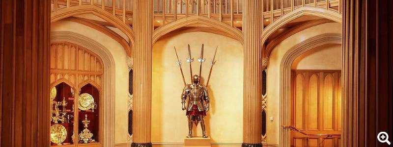 Lobby mit Ritterrüstung und Silber - Credit: Royal Collection Trust , © Her Majesty Queen Elizabeth II 2020
