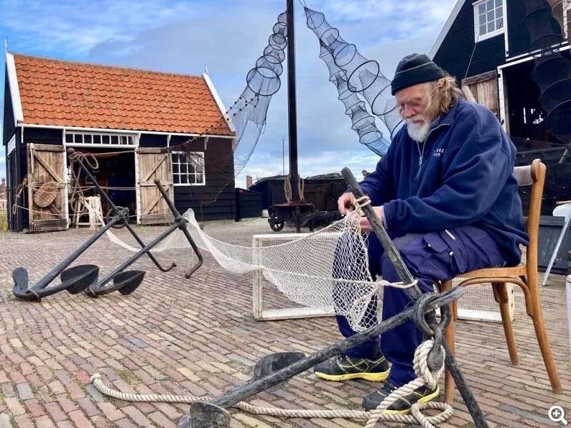 Zuiderzeemuseum Fischer mit Fischernetz Foto Corinne de Kroon