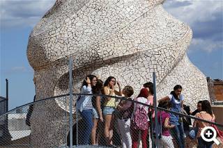 Schüler auf der Casa Milà in Barcelona