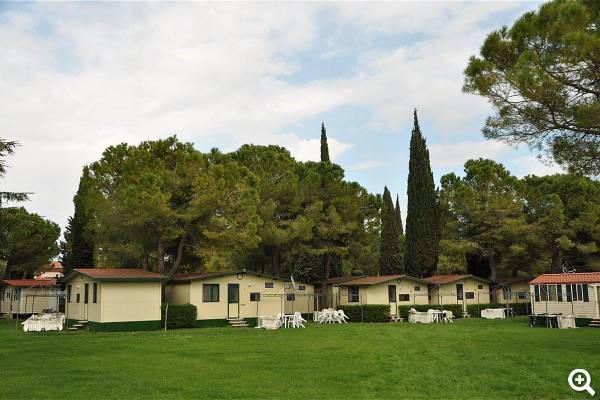 Einige Bungalows innerhalb der Anlage