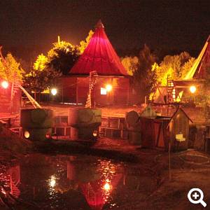 Baumhauscamp nachts