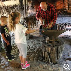 Bei den regelmäßigen Aktionstagen und Museumsfesten wird die Vergangenheit im Museumsdorf lebendig, ob beim Unterricht in der Dorfschule, beim Schmied an Esse und Amboss oder beim Müller in der Bockwindmühle.