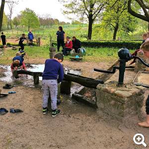 Der Naturspielplatz lockt mit Wasserpumpe, Steckenpferd und Mini-Barfußpfad.