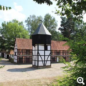 Mit über 20 Wohn- und Wirtschaftsgebäuden auf einer Fläche von ca. 6 Hektar präsentiert das Museum die Kultur und Lebensweise der Menschen in der Altmark zwischen dem 17. und 20. Jahrhundert.