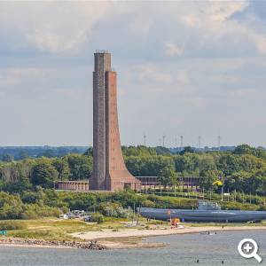 Marine-Ehrenmal und U 995 von der Förde aus betrachtet. Foto von Thomas Nägele.