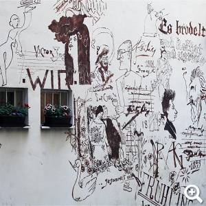 Das Wandgemälde auf der Fassade des Prager Literaturhauses