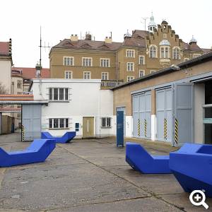 Garagenhof der Gedenkstätte Bautzen, im Hintergrund das Hafthaus