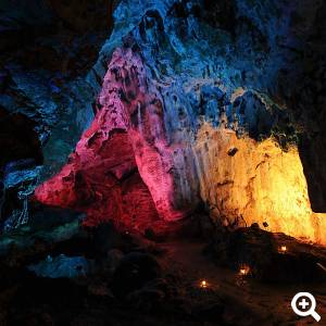 Nebelhöhle in besonderem Licht