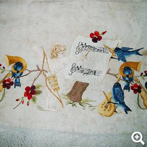 Detail einer besticken Flügel-Decke