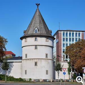 Der "moderne" Adlerturm ©Jürgen Spiler