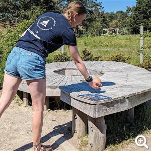 Im Garten unserer Nationalpark-Ausstellung in Wittdün kann auch geboßelt werden. Ein großer Spaß für Kinder und Jugendliche.
